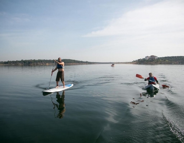 Haciendo paddle surf y piraguismo.jpg